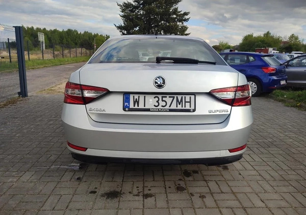 Skoda Superb cena 69000 przebieg: 80400, rok produkcji 2017 z Serock małe 121